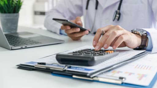 Arztpraxen 2023: Geringes Plus bei Einnahmen, Reinerträge deutlich gesunken