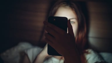 Nächtlicher Blick auf das Smartphone