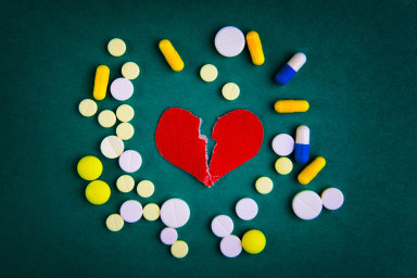 Medikamente und Symbol eines gebrochenen Herzens