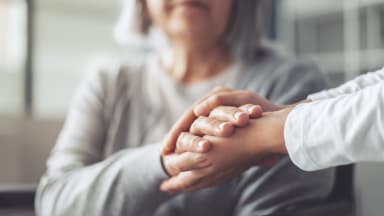 Zwischen Tochter- und Arztrolle: Wie ich meiner Mutter half, zu sterben
