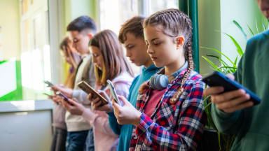 Kinder und Jugendliche am Smartphone