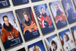 Ein Bild des Deutschen Astronauten Thomas Reiter (GER) zu sehen neben zahlreichen anderen Portraits am Rande einer Pressekonferenz [press conference] zu einer bevorstehenden Reise zur internationalen Raumstation ISS. Köln, 05.01.2026