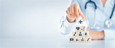 headerbild_hand_arranging_wood_block_with_healthcare_medical_icon_health_insurance_concept_1.jpg