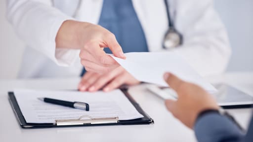 Ärztliches Attest berechnen oder nicht?