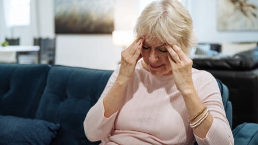 Seniorin mit Kopfschmerzen