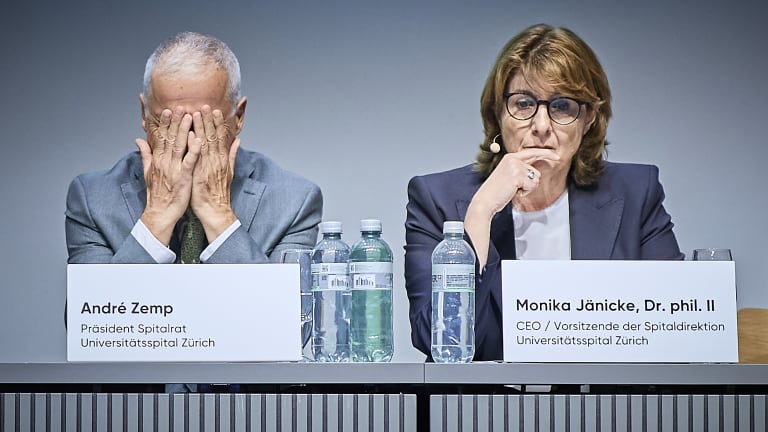Andre Zemp, Praesident Spitalrat Univeristaetsspital Zuerich, links, und Monika Jaenicke, CEO, Voristzende der Spitaldirektion Univeristaetsspital Zuerich