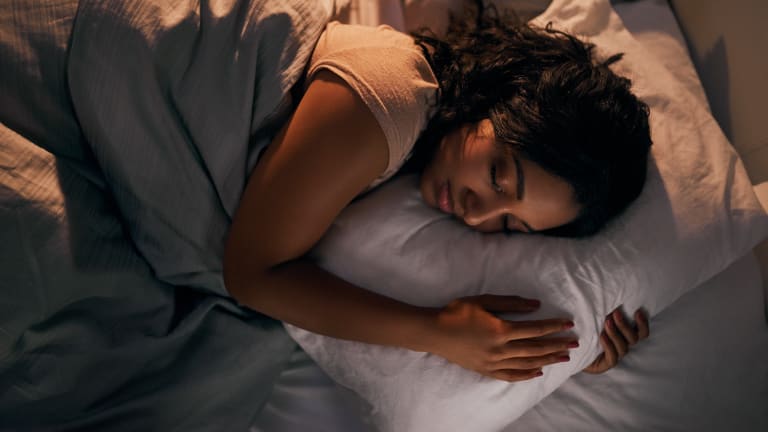 junge frau schläft im bett