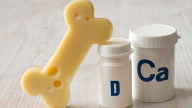 Großes Review: Wie gut schützen Vitamin D und Kalzium vor Knochenbrüchen und Stürzen?