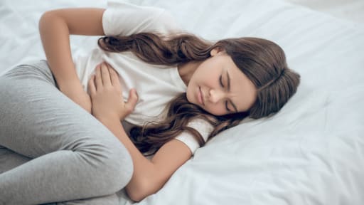 Junges Mädchen mit Bauchschmerzen