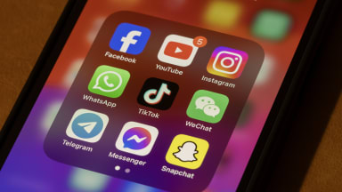Smartphone mit diversen Social Media Apps