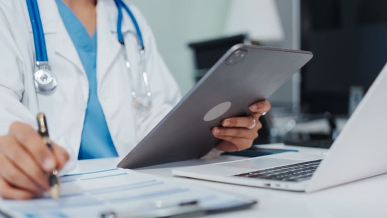 Ärztin bei der Dokumentation