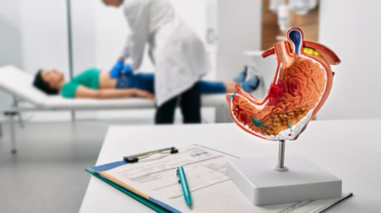 Ärztliche Fachkraft tastet den Bauch ab