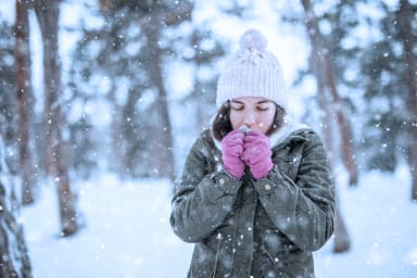Eine Frau friert im Schnee