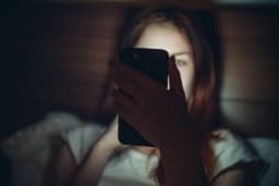 Nächtlicher Blick auf das Smartphone