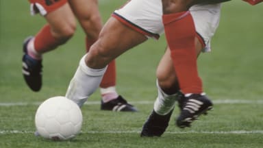 So schützen Hobbykicker ihre Knie vor Kreuzband- und Meniskusverletzungen