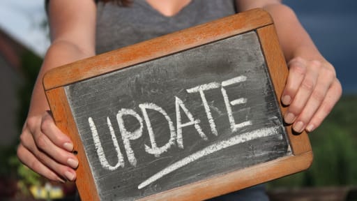 Frau hält Schild mit "Update"-Aufschrift