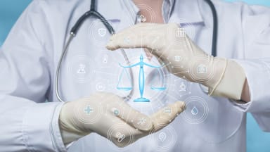 Risiko Scheinselbstständigkeit: Was müssen Ärztinnen und Ärzte beachten?