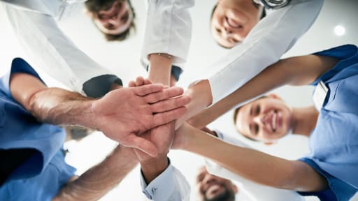 Mitarbeitende halten: Mit diesen Anreizen machen Sie Ihre Praxis attraktiver