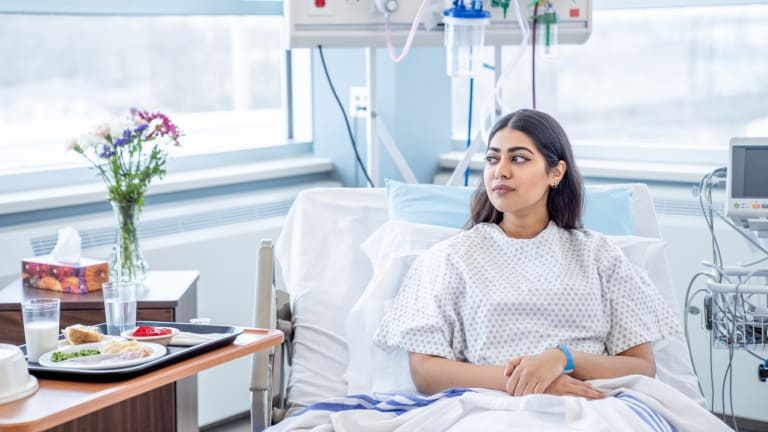 Junge Patientin in der Klinik