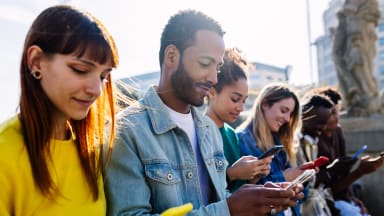 erwachsene am smartphone