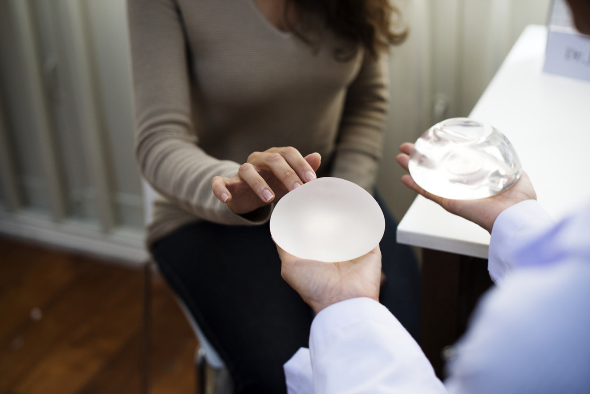 Kaputtes Brustimplantat Patientin muss sich an Kosten beteiligen coliquio