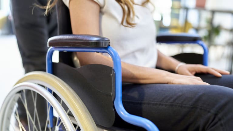 paraplegiologie junge frau im rollstuhl