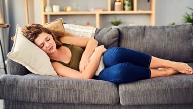 endometriose junge Frau mit Wärmschflasche