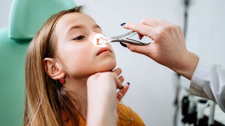 Kind wird an der Nase untersucht gettyimages-1485227582.jpg