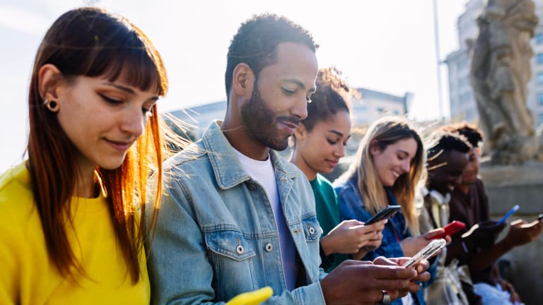 erwachsene am smartphone