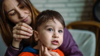 Hörbeeinträchtigungen bei Kindern: Die Auditiv-Verbal-Therapie AVT