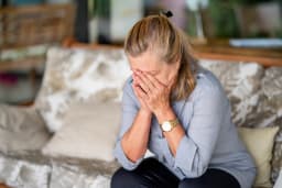 hoffnungslose ältere Frau