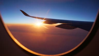 Notfall über den Wolken: Ein Baby kommt im Flugzeug zur Welt 